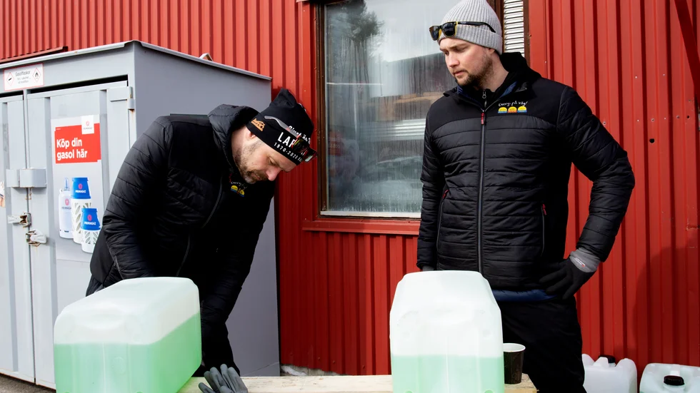 Erik Viklund och Simon Skoogh gav resterna från tillverklingen till Kalixbor. "Det råder brist på handsprit", säger Simon Skoogh. 