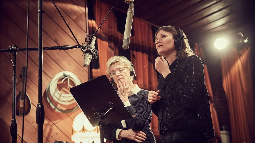 Stina Ekblad och Iiris Viljanen sjunger duetten "Sordin" tillsammans. Pressbild.