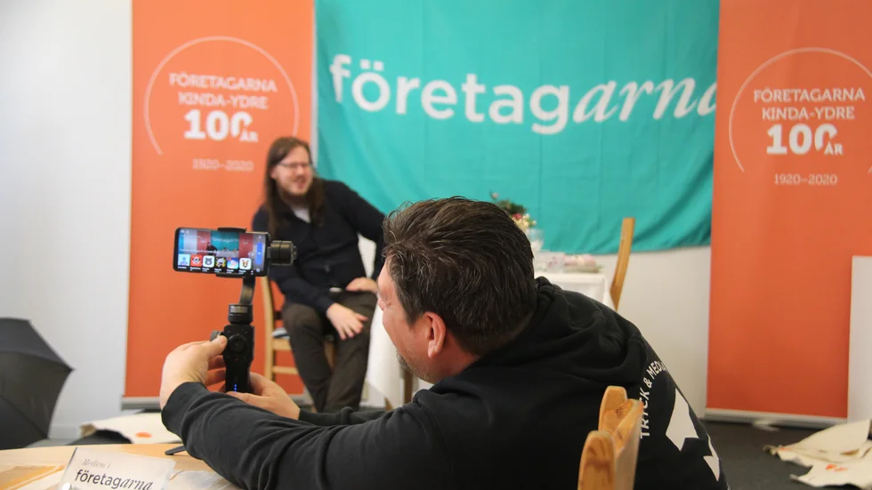 Det lokala företaget Tryck och Medias fotograf Morgan Karlsson riggar upp kameran inför bibliotekets och kulturhandläggaren Emil Thuressons livesändning.