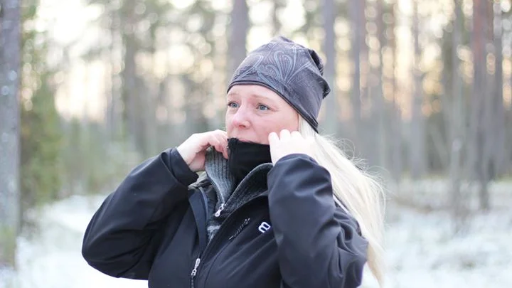 Erika Gadd och dottern Moa fick bege sig ut på tjuvjakt mitt i natten när Moa kikade ut genom förstret och såg två personer stjäla hennes saker.