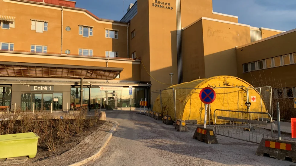 Den bild som Monica Johansson (S) ger i sitt svar till mig är en försköning av den verklighet som, oavsett pandemi eller inte, existerar i dagens sjukvård. Skriver Elisabet Andersson.