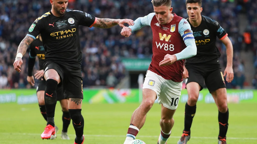 Manchester Citys Kyle Walker (vänster) har, precis som Aston Villas Jack Grealish (höger) brutit mot riktlinjer som de brittiska invånarna väntas följa under coronakrisen. Arkivbild.