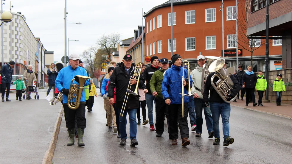 135-åriga traditionen Reveljen återupptas efter uppehåll. Så här såg det ut 2018 när Finspångs förenade musikkårer tågade i centrum. 