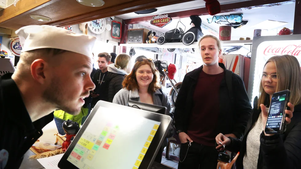Robert Calmén på Mels kollar att Isabelle Levin fått ok från regionen att hämta sin lunch. Isak Westergaard och Embla Modig väntar på sin tur.