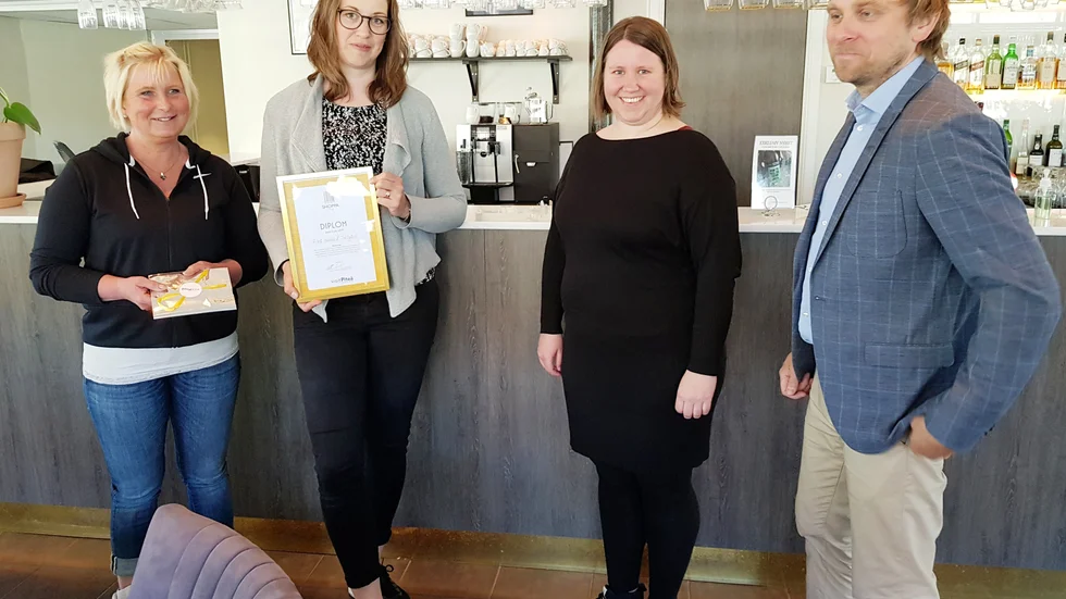 Ellinor Berggren och Johanna Carlzon från Piteå handel och trädgård tog emot diplom och presentkort då företaget utsetts till Årets butik 2019. Cecilia Lindström, Visit Piteå, och Niklas Larsson, vikarierande näringslivschef, gratulerade.