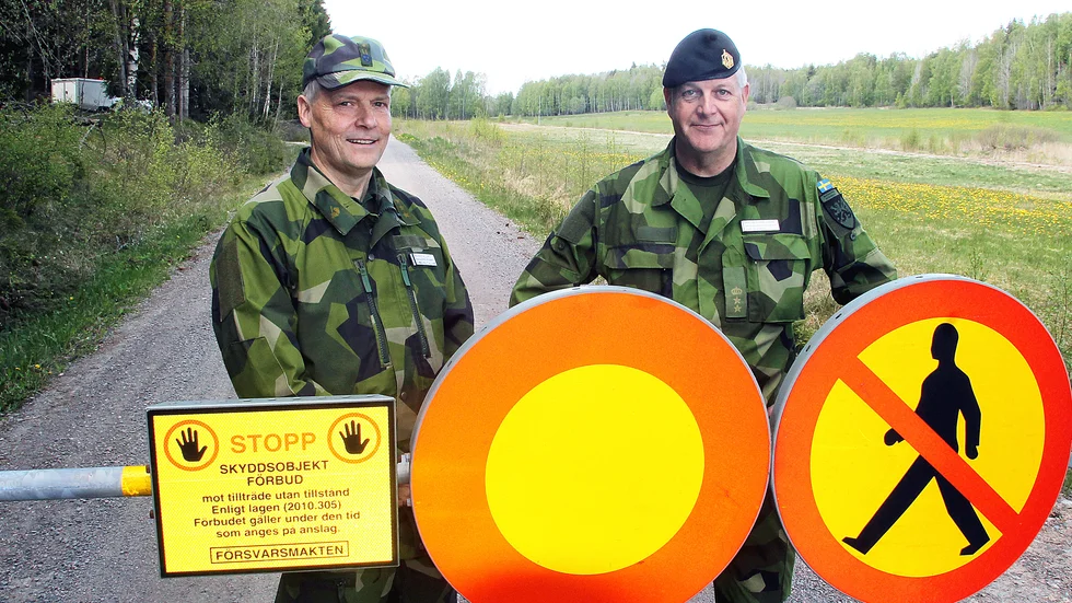 Stopp! Här får ingen passera när Prästtomta övnings- och skjutfält är avlyst. Ändå gör vissa det. 
- Livsfarligt, säger Magnus Allard, skjutfältschef och Pär Gerhardsson, chef för P4 i Kvarn.