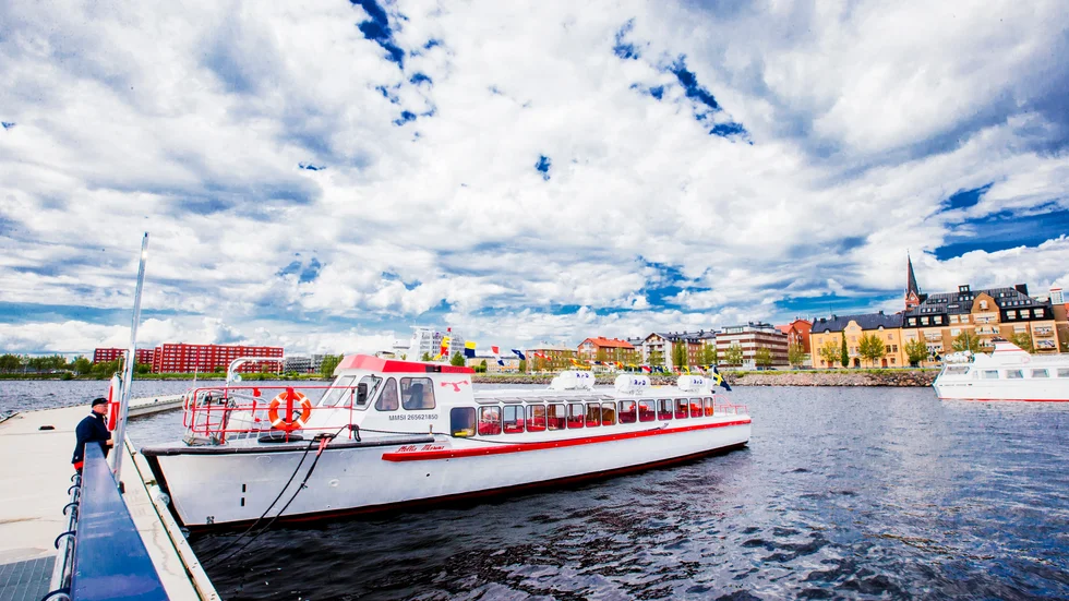 Stella Marina har kört till Klubbviken i årtionden och nu är det klart att det snudd på livslånga uppdraget fortsätter för båten.