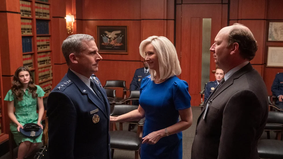 General Mark Naird (Steve Carell) får i uppdrag att bygga upp en ny militär gren i USA: Space Force. Hans stolta fru (Lisa Kudrow) och dotter (Diana Silvers) hade dock inte räknat med en flytt till Colorado. Pressbild.