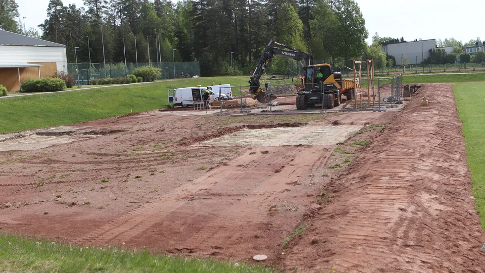 Där det tidigare fanns en löparbana och längdhoppsgrop mellan tennishallen och fotbollsplanen bakom Duveholmshallen kommer en ny hinderbana att stå klar om några veckor.