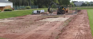 Första hindren monteras i nya aktivitetsparken