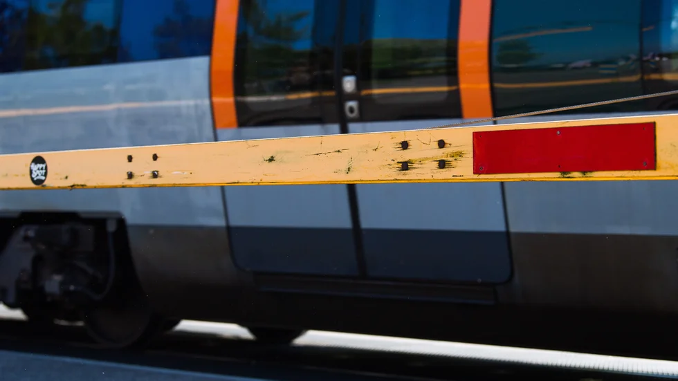 En sten på spåret stoppade delar av tågtrafiken i Uppsala län.