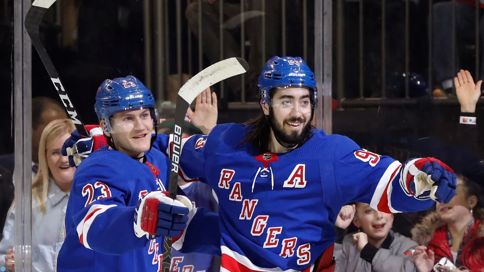 Mika Zibanejad, till höger, och hans New York Rangers är ett av de lag i delstaten som nu kan återvända till sina träningsfaciliteter. Arkivbild.