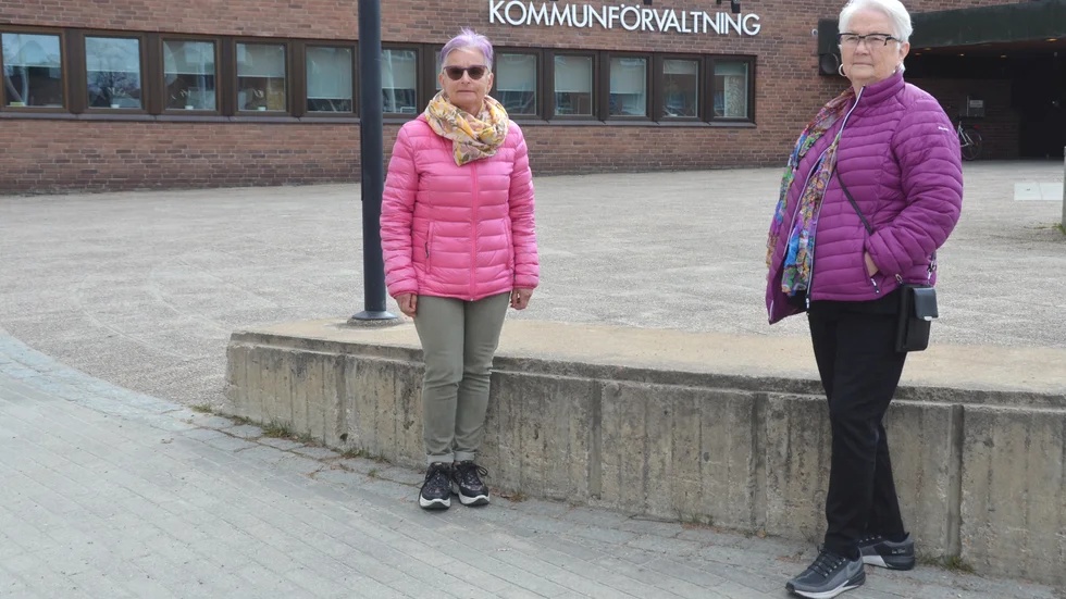 Kaarina Karpoff och Ulla Granström säger att många äldre far illa i coronatider. Önskemålet är att krisledningsnämnden ska göra något för dem.