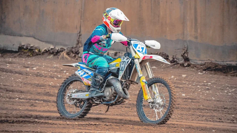 När Josefine Berglund inte kör motorcross själv så instruerar hon barnen på knatteskolan.