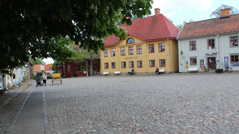 De flesta av museerna och butikerna i Gamla Linköping håller öppet som vanligt. Men antalet evenemang blir betydligt färre i sommar.