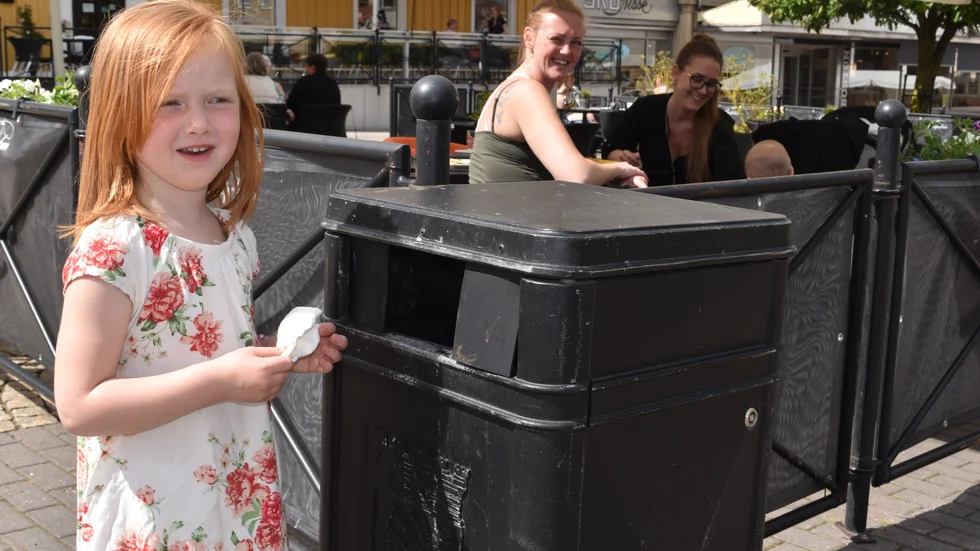Vimmerby har 1,61 papperskorgar per 100 invånare visar en inventering som gatukontoret gjort. Isabelle Ekeberg i Vimmerby slänger en servett skräp vid torget i Vimmerby.