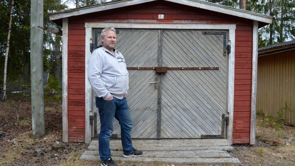 Här ser vi en man vid sitt garage. Vare sig mannen eller garaget har något med debattartikelns innehåll att göra. De illustrerar enbart att det finns män och garage. Vilket är ett bärande innehåll i artikeln. 