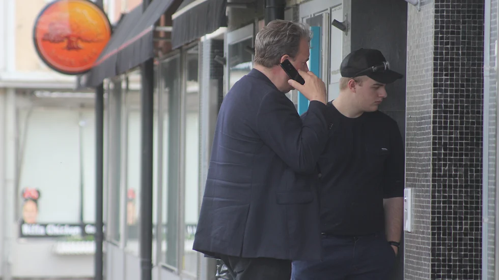 Dan Nilsson möttes av en låst dörr på Swedbank. "Förvånande och ogästvänligt", är hans reaktion på att banken stängt. På grund av smittorisken bemannar man inte i Hultsfred från andra kontor.