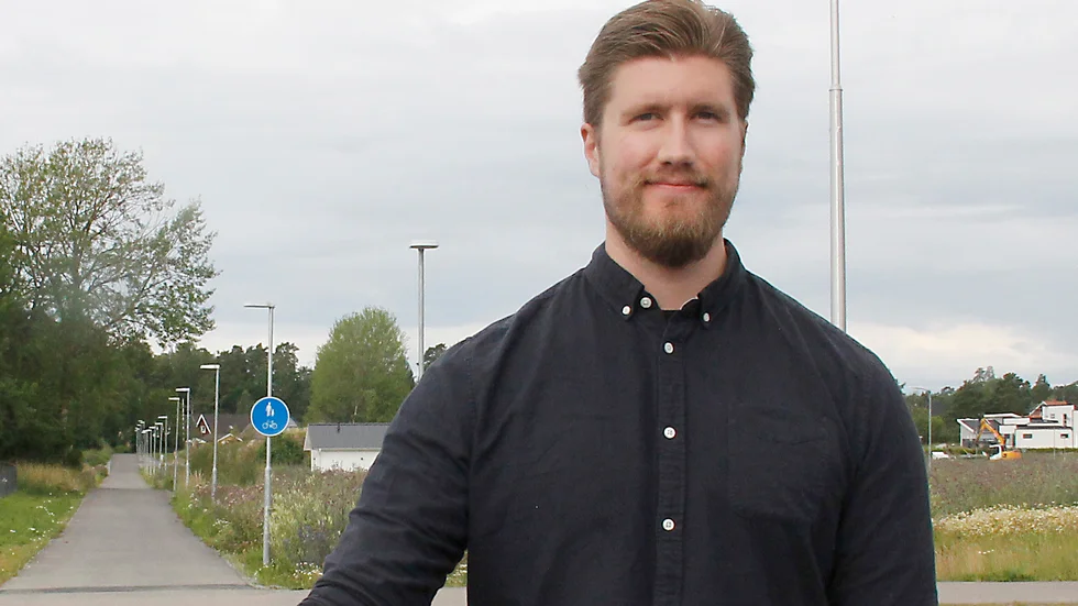 Oscar Forss, enhetschef på kommunens trafikenhet, berättar att kommunen i höst ska följa upp sina nya parkeringsregler.