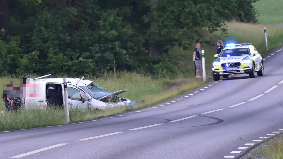 Singelolycka på riksväg 57 under lördagskvällen. Bilen fick rejäla skador och två personer åkte med ambulans till sjukhus.