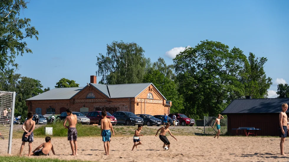 Badplatser och parker nämns i förordningen om möjliga områden som kan stängas – om akuta behov uppstår. Bilden visar Visholmen under förra sommaren.