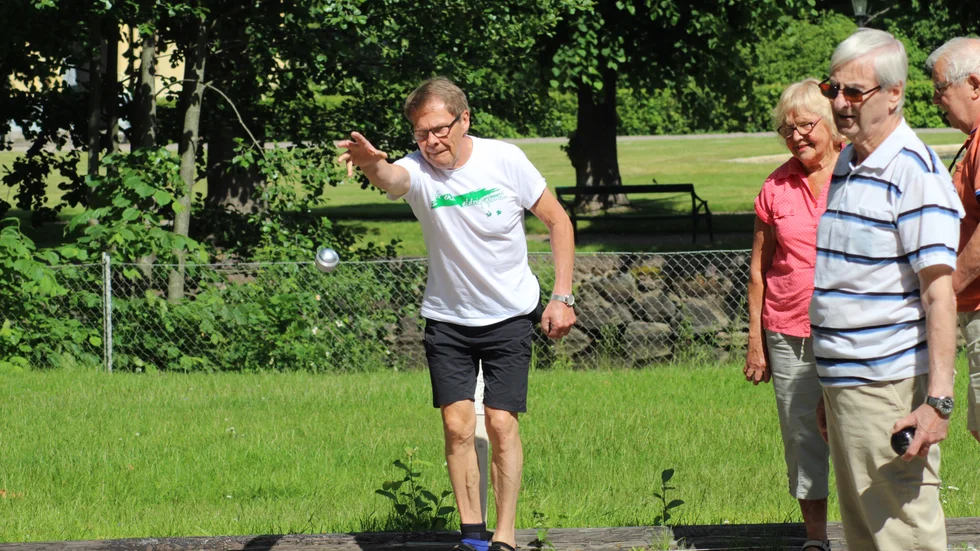 Kjell Forsberg skickar iväg klotet mot Lillen. Kjell brukar också vara först på morgonen och ställa i ordning banorna.