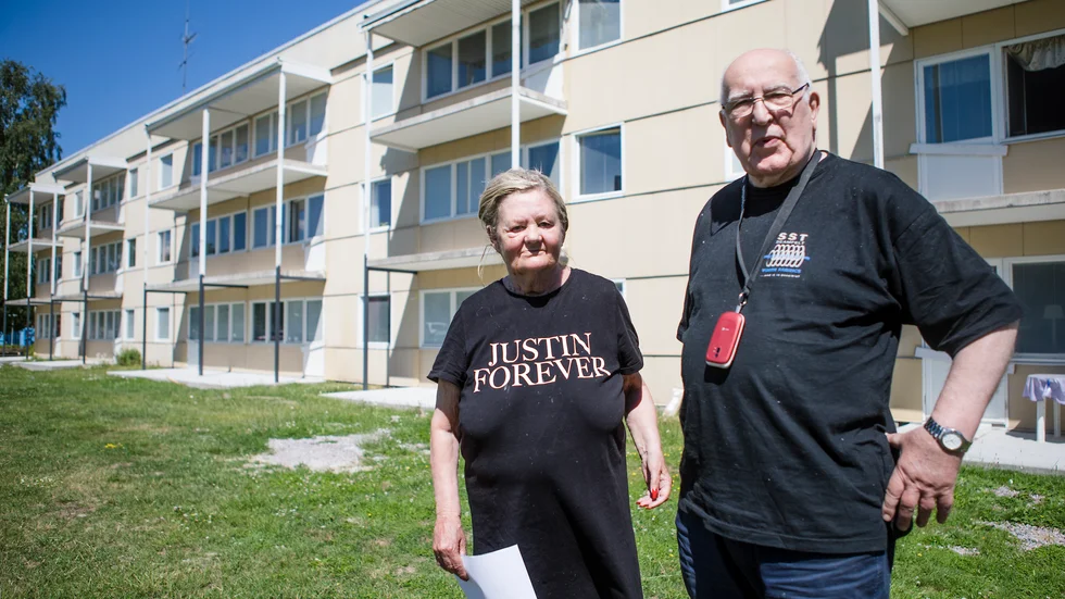 Britt-Marie Agnerot och Ragnar Molberg är besvikna över att balkongrenoveringen har dragit ut på tiden och att Vingåkershem inte skickar ut någon information.
