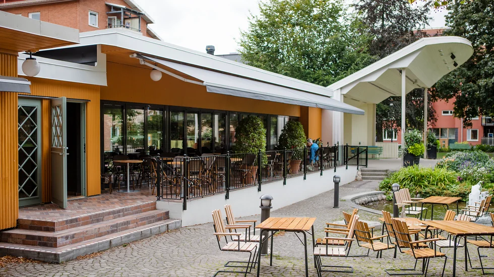 Parken restaurang och bar drivs av stjärnkocken Tommy Myllymäki, som nyligen gjort om utemiljön efter att den tidigare ha sett ut så här. Byggnaden och en del av inventarierna ägs av kommunen.