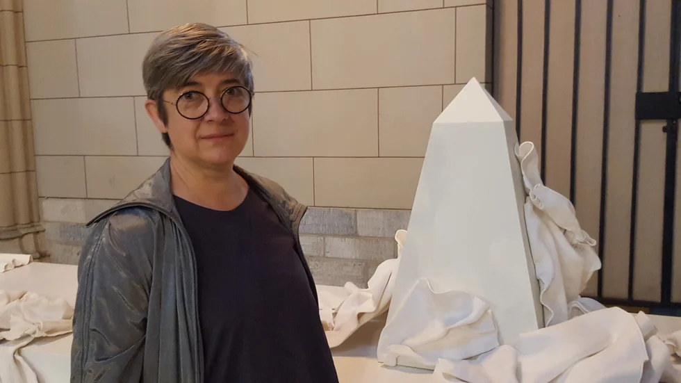 Natasha Dahnberg är aktuell med sitt konstverk "Sista middagen" i Uppsala domkyrka. Fram till 9 augusti kan det ses.