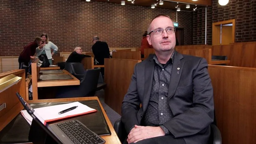 Tomas Egmark, ordförande i kommunstyrelsen, håller med Kommunal som är kritiska mot sjukvårdsförsäkringarna. "Jag förstår dem. Jag har samma ideologiska tankesätt." 