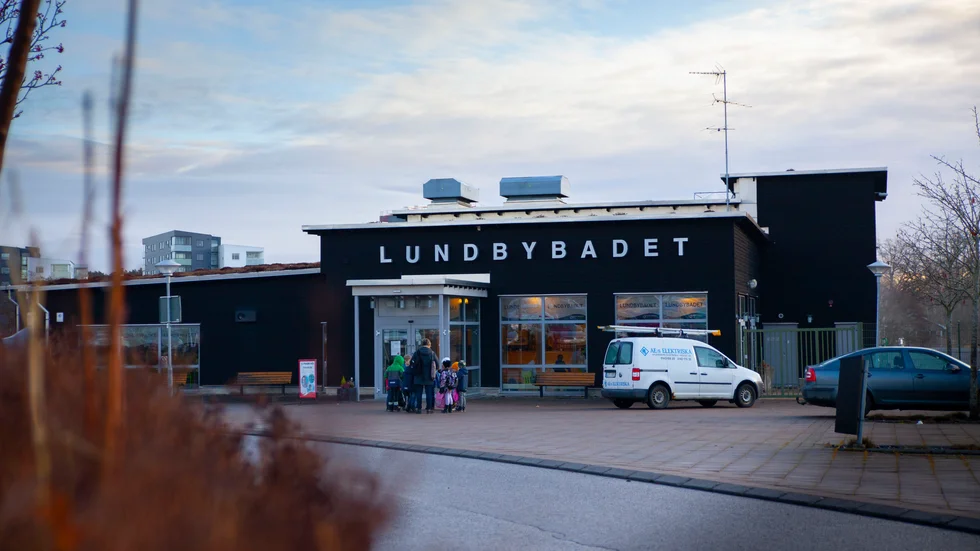 Det var mitt på dagen i lördags som en man i 25-årsåldern drabbades av en drunkningolycka i Lundbybadet i Mjölby. Mannen har avlidit på sjukus efter flera dagars vård. 