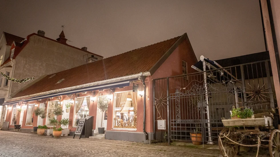 På den del av fastigheten som ligger mot Adelsgatan 30 i Visby ligger restaurang Meza.
