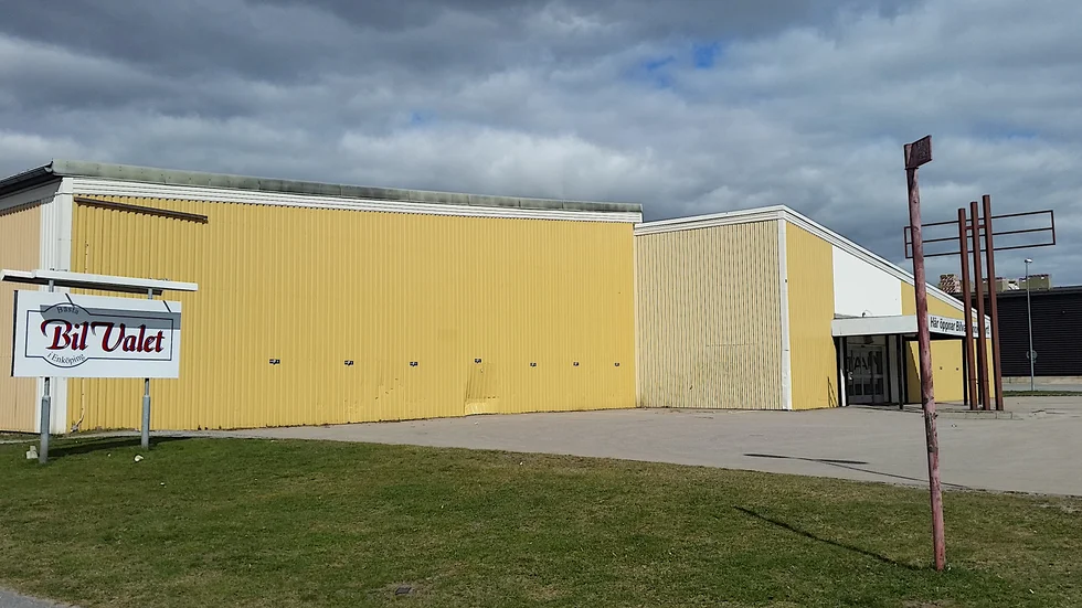 Det blir bilar i stället för bostäder där M-klädhuset tidigare hade lokaler. 