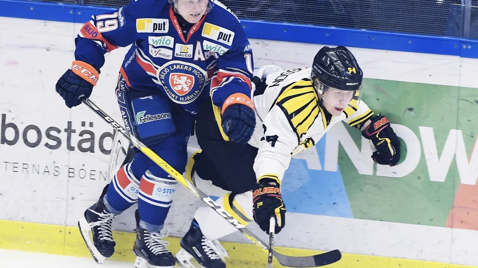 Tuomas Kiiskinen i en situation med Brynäs Henrik Larsson i mars 2018.