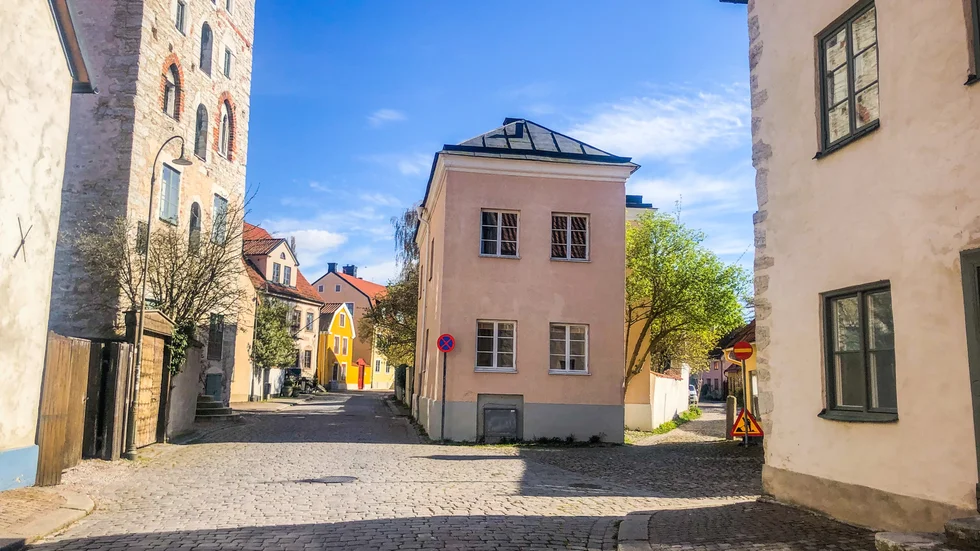 Den rosa villan på Strandgatan 15C i Visby är årets hittills dyraste villa, med ett slutpris på 9 miljoner kronor. Huset ligger bland annat granne med Almedalen och det gamla apoteket, till vänster i bild.