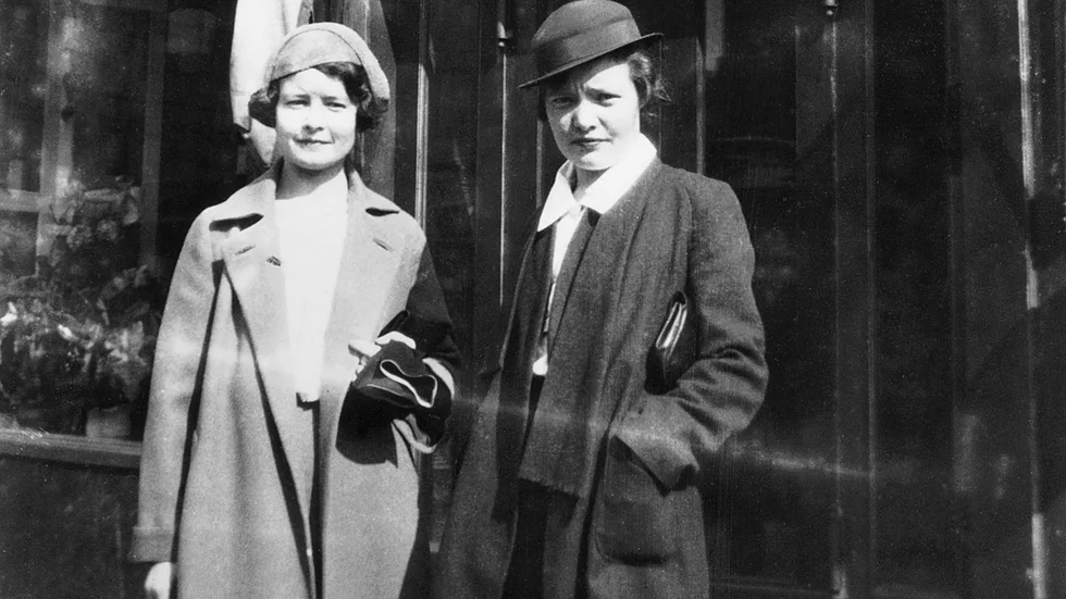 Sally Salminen med sin syster Aili utanför Scandinavian Educational Club i hörnet Lexington Avenue och 125th Street, Harlem, tidigt 1930-tal. 