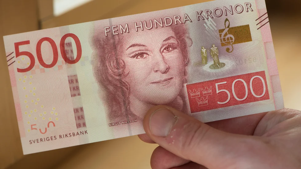 De falska 500-lapparna är lätta att skilja från äkta, enligt polisen. Pappret är annorlunda och flera detaljer saknas. 