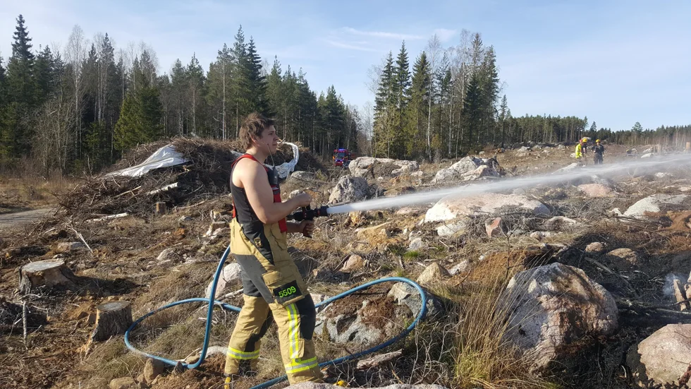 Mathias Ståhlberg bekämpar en brand i Tierps kommun. 
