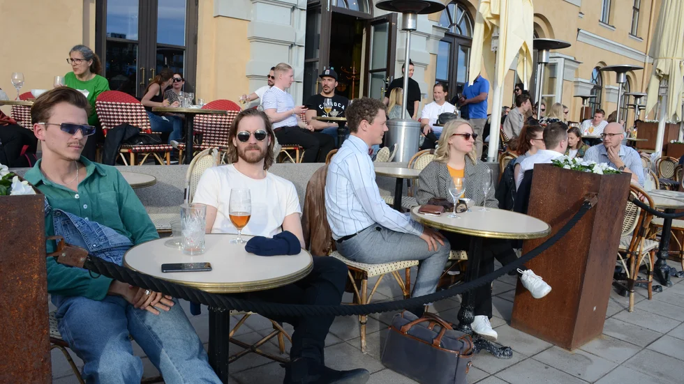 På Svenssons uteservering vid Stationen är det trångt mellan borden. Joel Lindgren och Andreas Josefsson