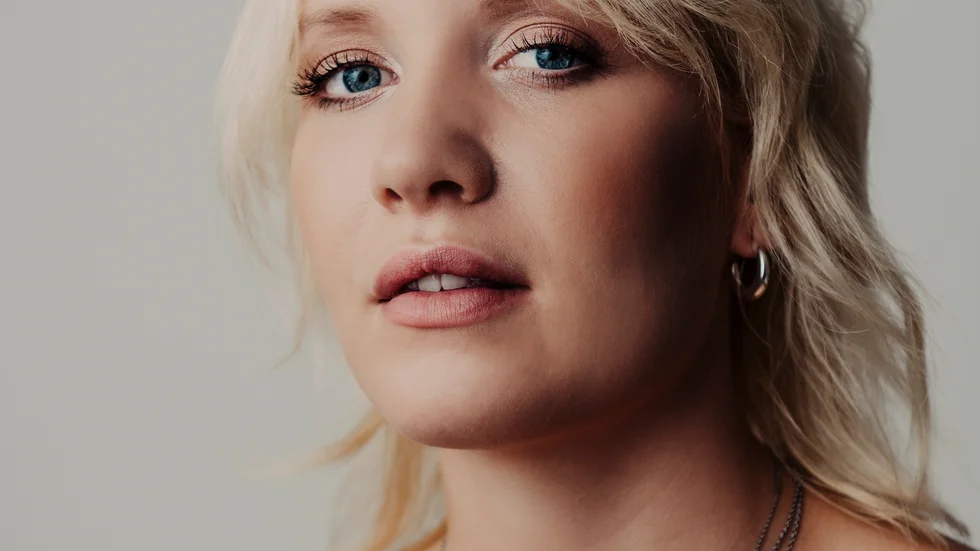 Elin Namnieks har haft en produktiv låtskrivarperiod sedan hon började på utbildningen i Örnsköldsvik. På fredag släpps en ny singel , "Do'nt tell me what to do".