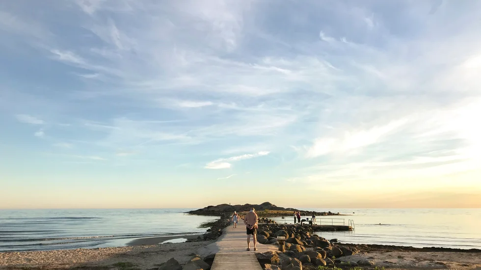 Solnedgång över stranden i Steninge.