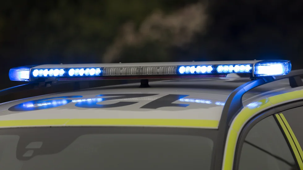 Polisen kontrollerade de misstänkta vid Hällaskolans skolgård.