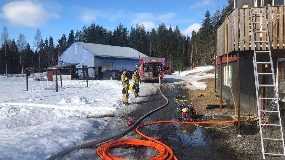 Flera räddningsfordon ryckte ut till branden i en villa i Kågedalen.
