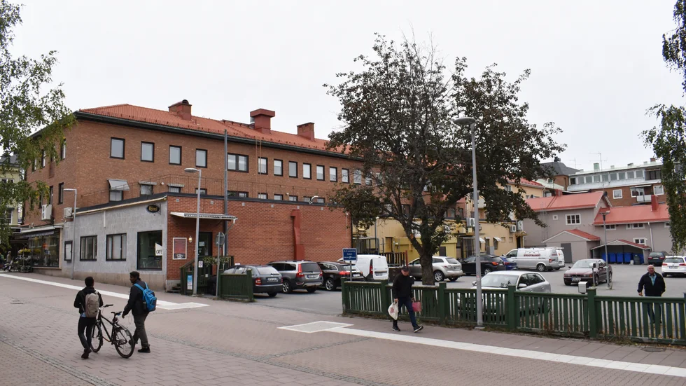 Här är platsen för det tilltänkta huset. Det börjar nära husväggen vid Kafé Kanel och sträcker sig hitåt och bortåt. Det grå gårdshuset som syns långt bort ska rivas 
