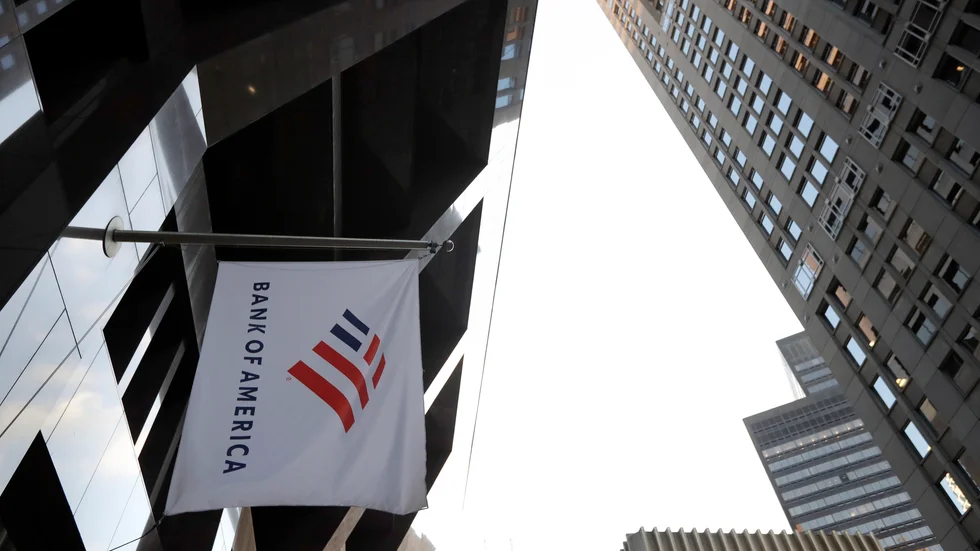 Bank of America som gjort stora reservationer på grund av den pågående pandemin redovisar ett betydligt lägre resultat för första kvartalet än motsvarande period förra året. Arkivbild.