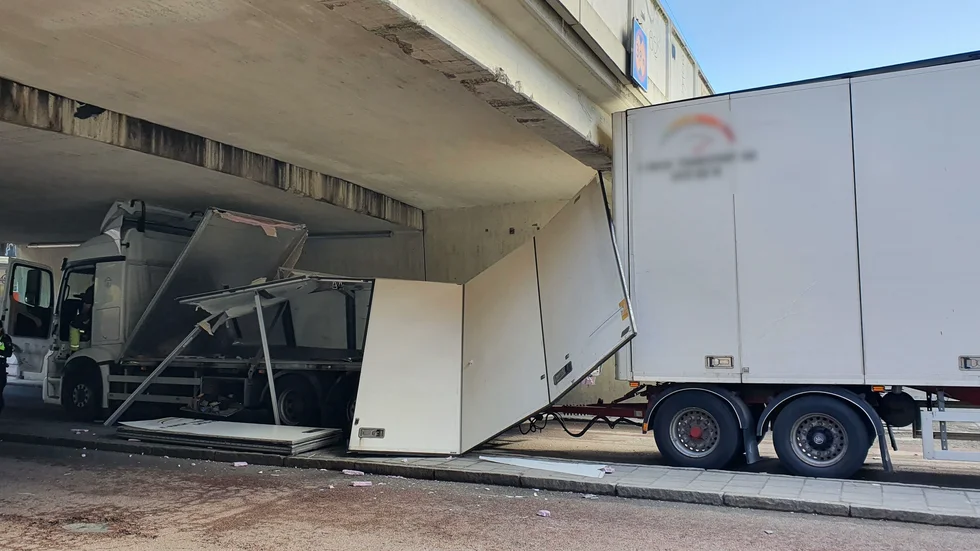  Återigen kräver man att kommunen skall sätta upp en bom över vägen för att bilar inte skall fastna under bron. Men varför skall man bekosta detta med skattemedel? Undrar signaturen "REJ".