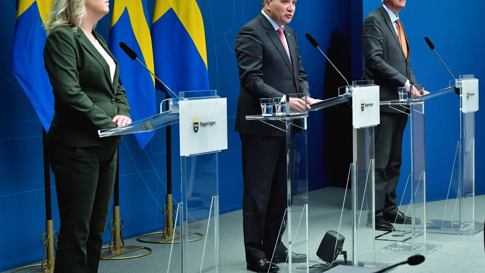 Socialminister Lena Hallengren (S), statsminister Stefan Löfven (S) och Johan Carlson, generaldirektör för folkhälsomyndigheten, medverkar vid dagens pressträff. Bilden tagen vid tidigare pressträff.