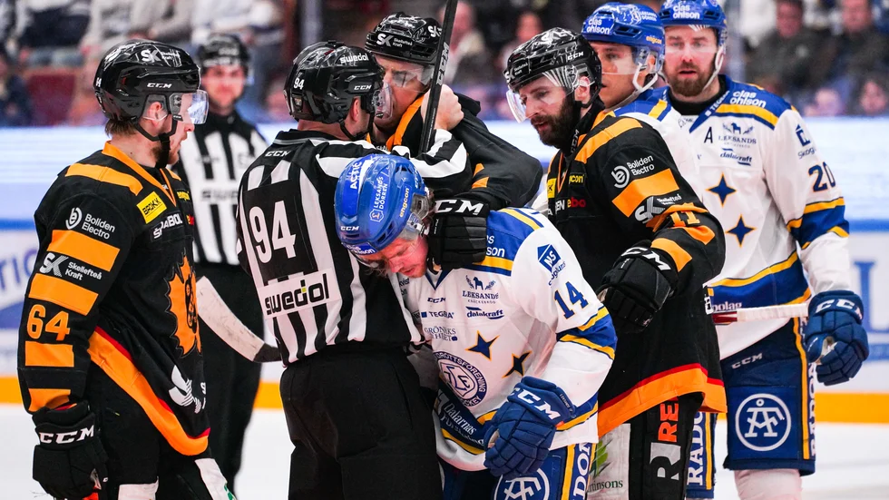 Jocke Lindström försvarar Tom Pyatt efter att Oskar Lang tacklade honom i den tredje perioden. 