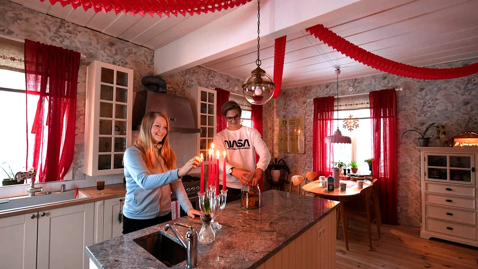 Sara och Tristan Båvik julpyntar i sitt hus från 1700-talet.