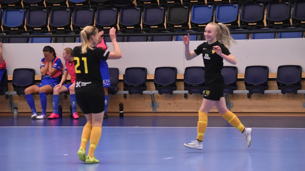 Wilma Dahlgren var bäst på plan när Myckle vann mot Sunnanå med 6–2, fyra av målen stod Dahlgren för. Här gratuleras hon av Julia Norén Brännström.